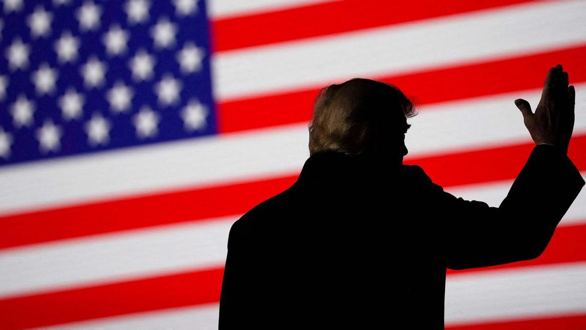 El expresidente de Estados Unidos, Donald Trump, gesticula durante un mitin en Conroe, Texas.