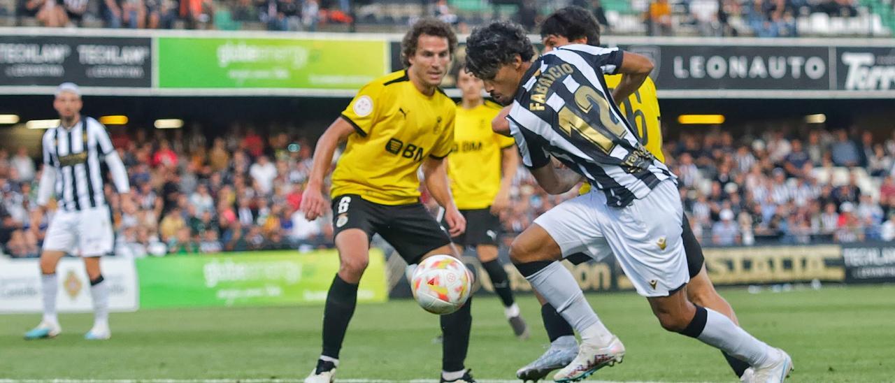 El albinegro Fabrício intenta zafarse de un rival durante la segunda mitad del partido contra el Real Unión de Irún.