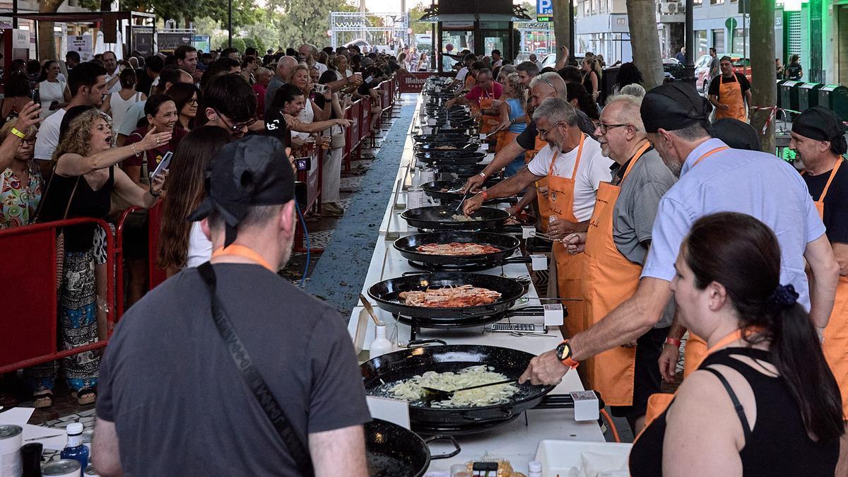 Imagen de los participantes en el concurso amateur de fideuà celebrado en el paseo de Gandia