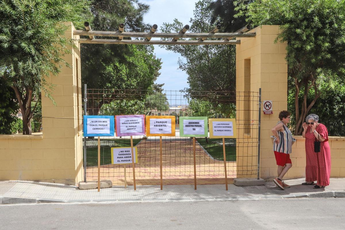 Vallado de cierre de la zona verde más amplia del centro de San Miguel de Salinas