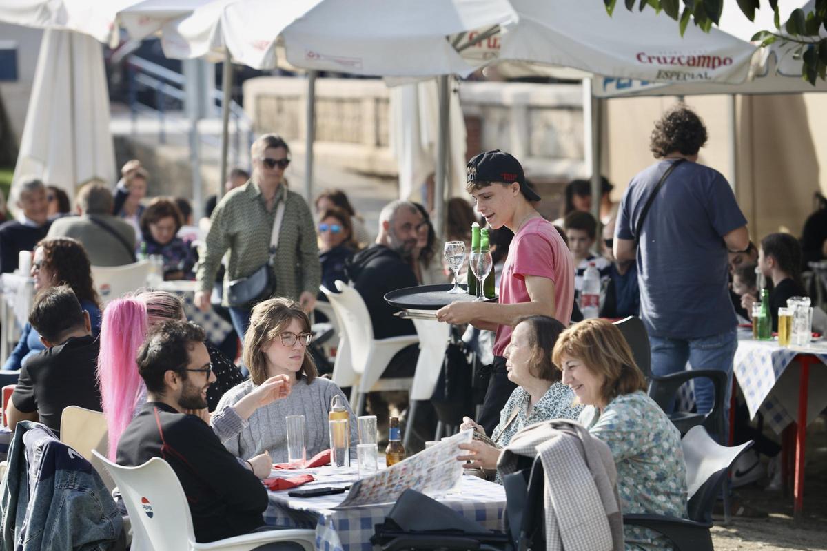 Ambiente en una terraza en un chiringuito de Málaga.