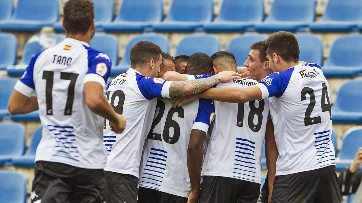 Los jugadores del Hérculescelebran el gol del triunfoante el Ibiza. ALEX DOMÍNGUEZ