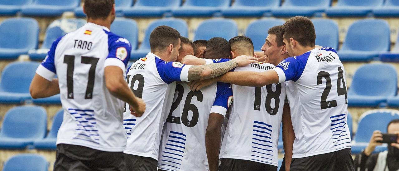 Los jugadores del Hércules celebran el gol del triunfo ante el Ibiza.