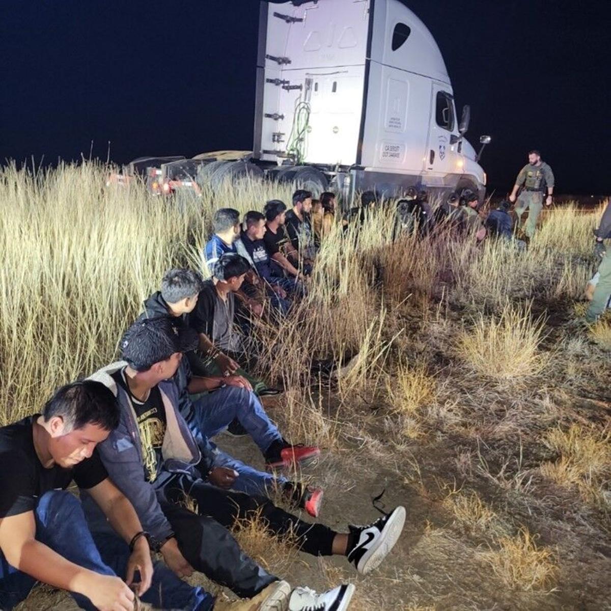 Fotografía cedida por el Departamento de Seguridad Pública de Texas (DPS Texas) que muestra a los 23 inmigrantes indocumentados que fueron hallados la cabina de descanso de un camión durante una control de tráfico de la Operación Estrella Solitaria en el condado de La Salle en Texas (EE.UU.).