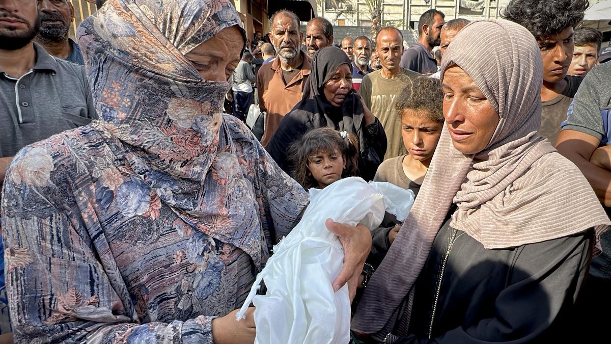 Mujeres palestinas con un bebé muerto por desnutrición en Jan Yunis en medio de la ofensiva de Israel contra la Franja de Gaza y las restricciones israelíes a la entrega de ayuda (archivo)