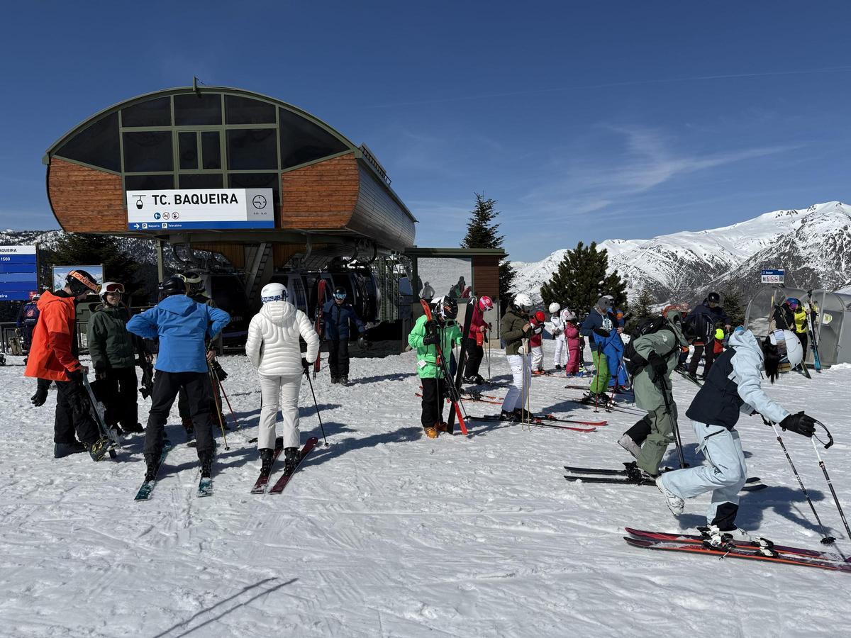 Esquiadores en la estación de Baqueira Beret