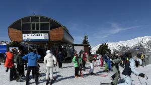 Esquiadores en la estación de Baqueira Beret