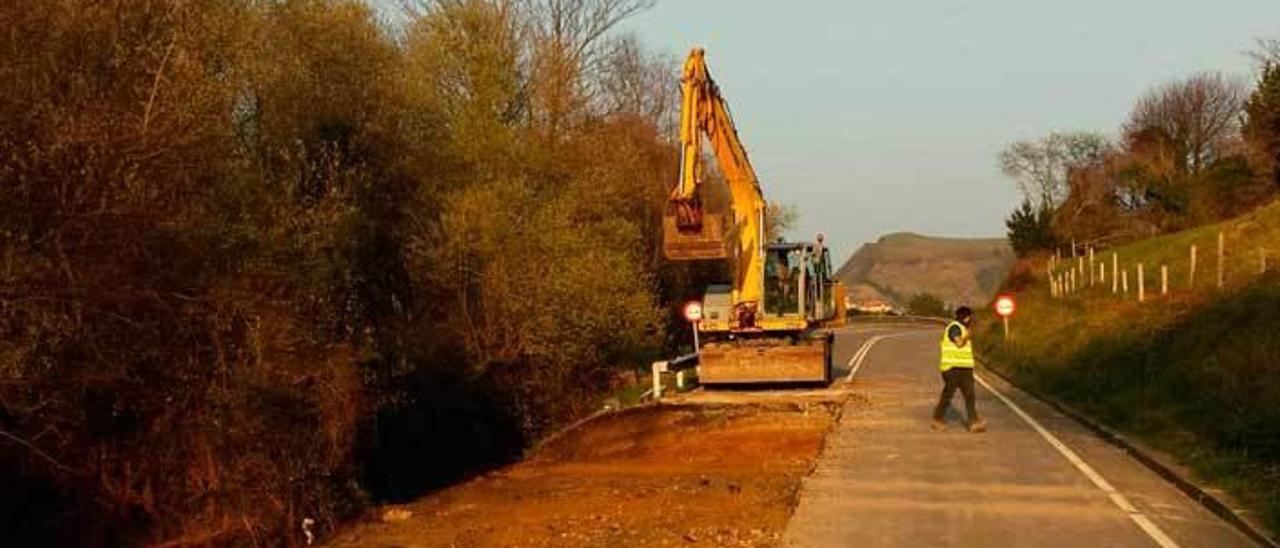 La zona en obras por el hundimiento de la N-632 en Ribadesella.