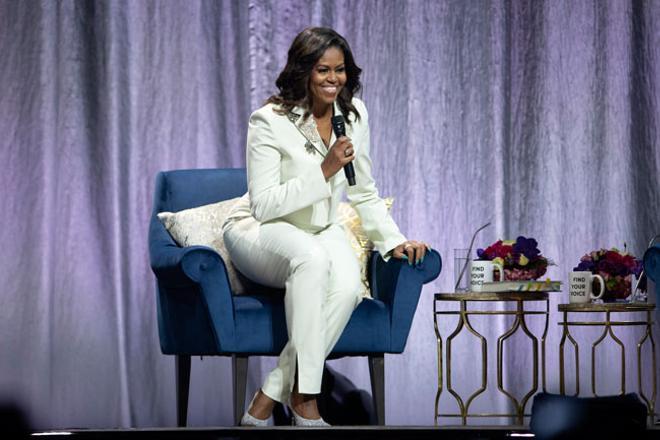 Michelle Obama con traje blanco de Acne Studios en Estocolmo