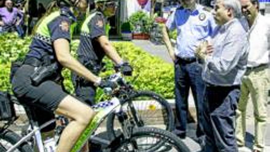 Las patrullas en bicicleta de la policía local empiezan a vigilar los parques
