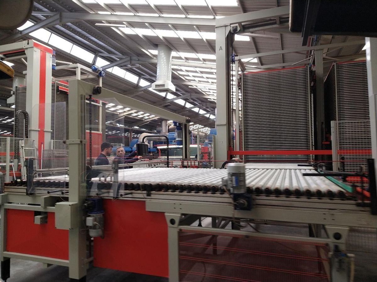 Línea de producción de una industria dedicada a la cerámica en la provincia de Castellón. SECTOR AZULEJO. CERAMICA. IS TILE