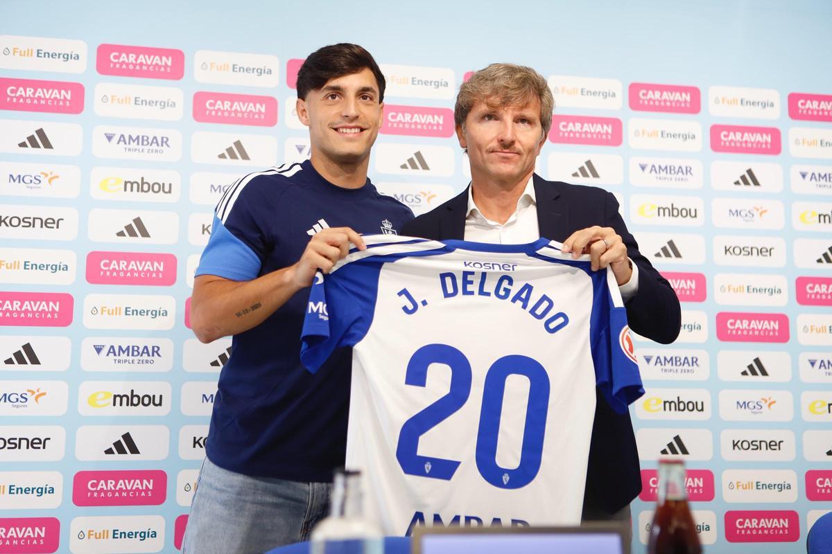 Joaquín Delgado posa con Lalo Arantegui y su nueva camiseta, con el número 20 a la espalda.