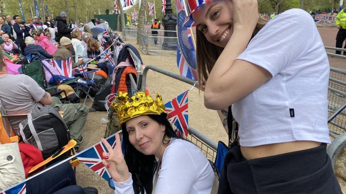 Las italianas Flora (derecha) y Federica se declaran 'royal fans'.