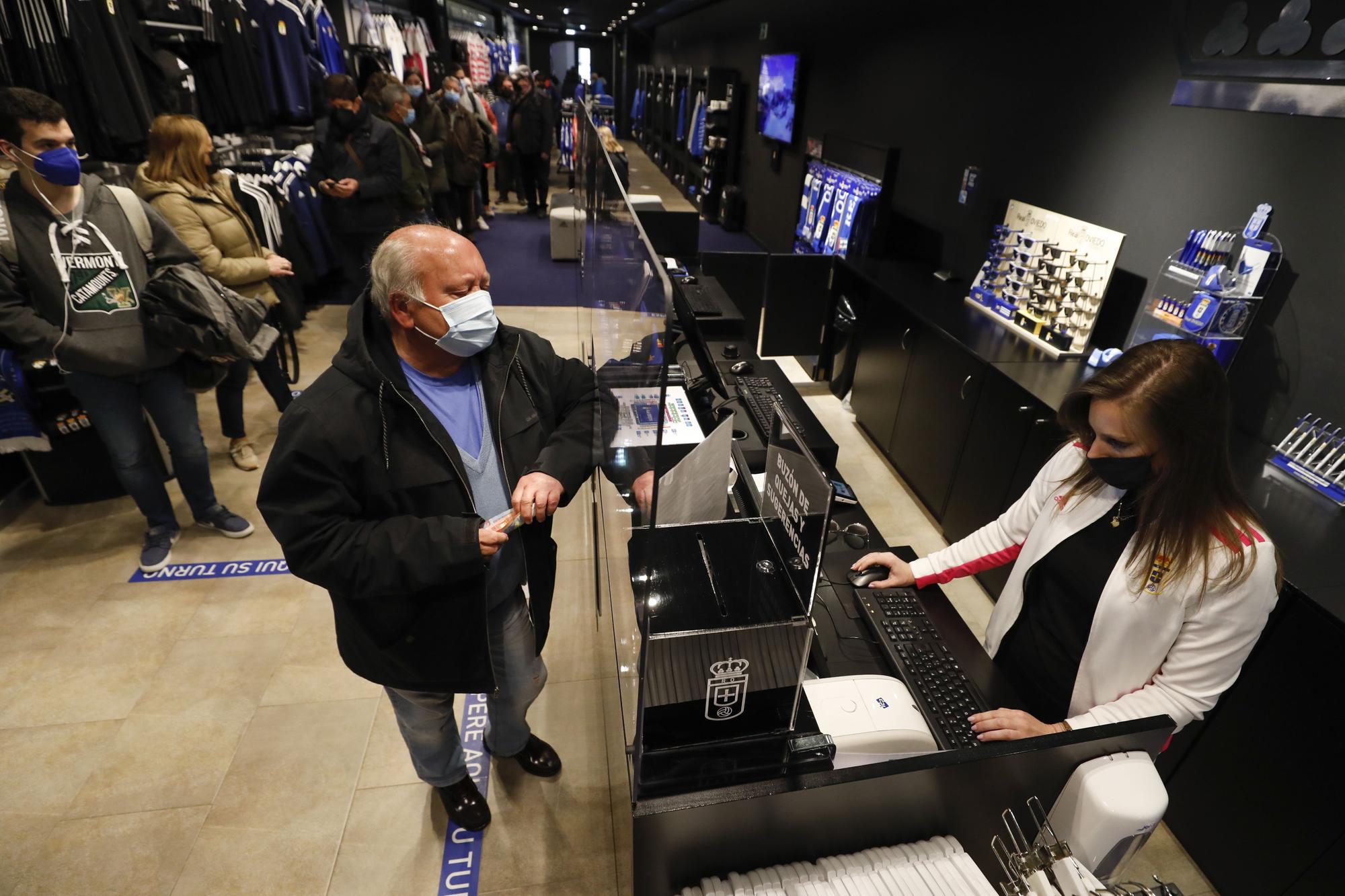 Las imágenes de las colas en la tienda del Oviedo