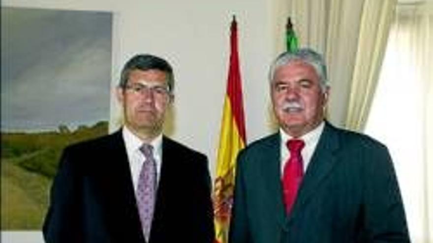Encuentro institucional del presidente de la diputación con el de Caja de Extremadura