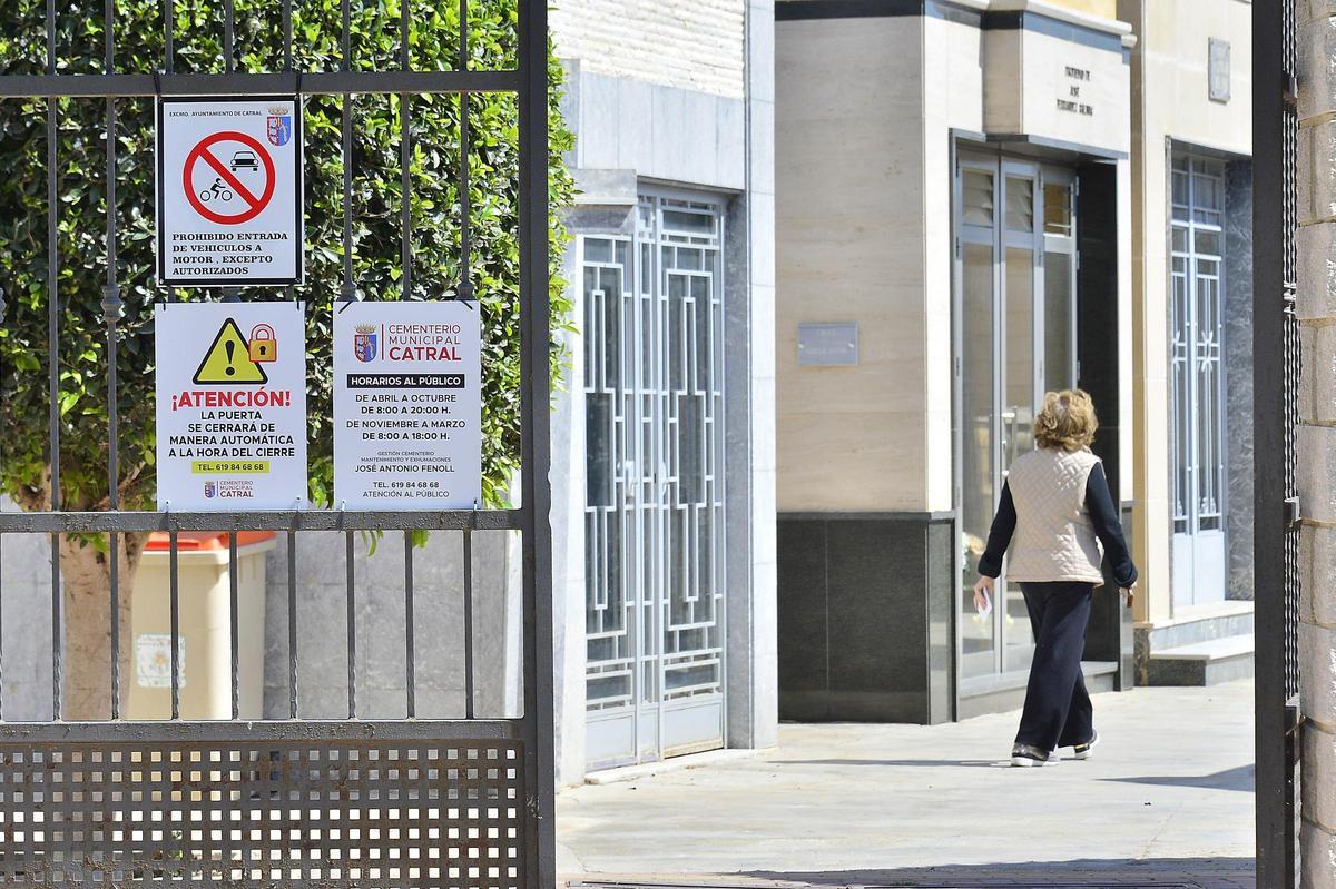 Puertas automáticas del cementerio de Catral