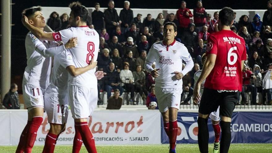 Jugadores del Sevilla celebran uno de los cinco goles que ayer marcaron al Formentera.