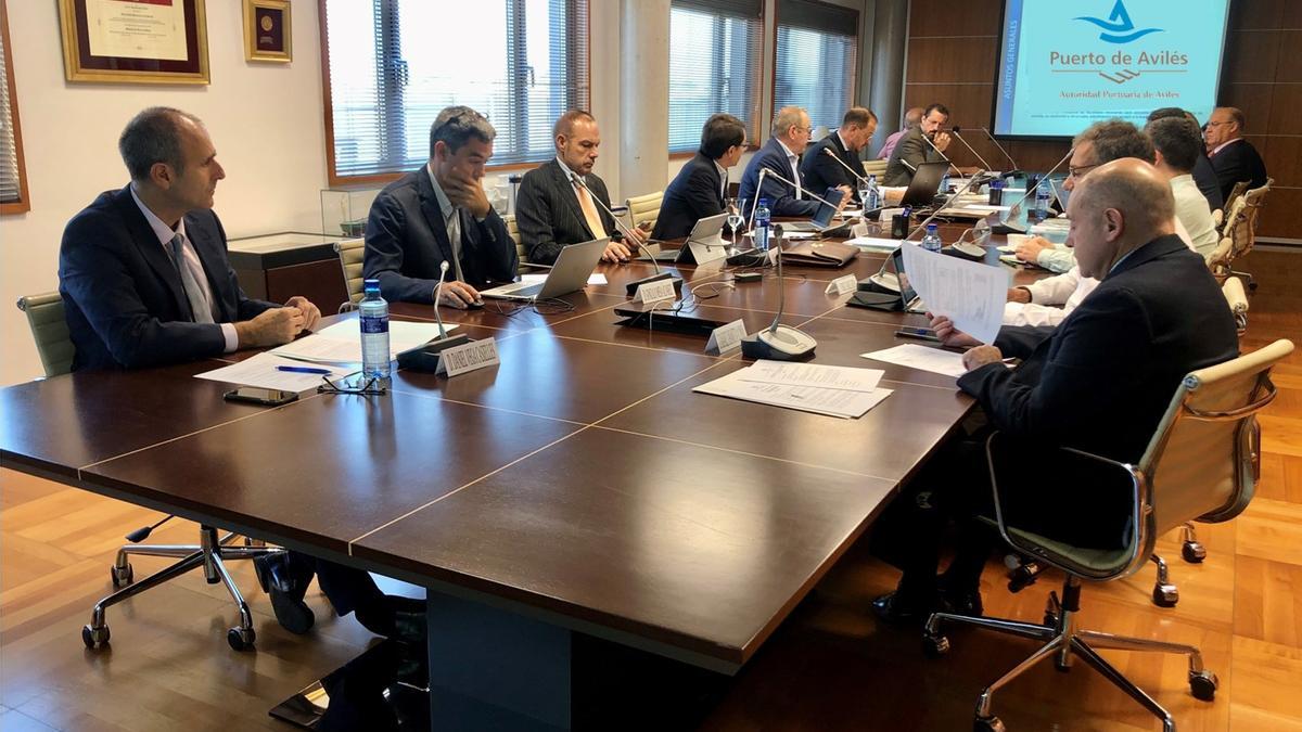 Un momento de la reunión del consejo de administración del Puerto de Avilés.