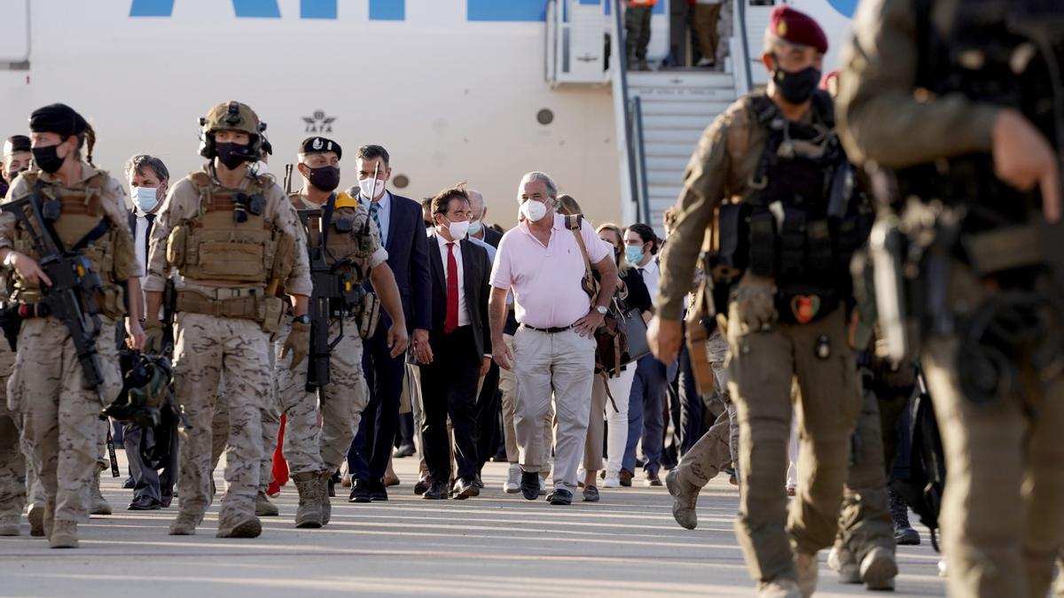 Sánchez recibe el último avión que llega a España con evacuados afganos