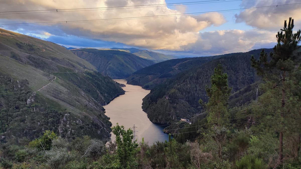 Río Navia antes de la presa de Grandas de Salime, embalse, reserva hidráulica. Mirador A Paicega.