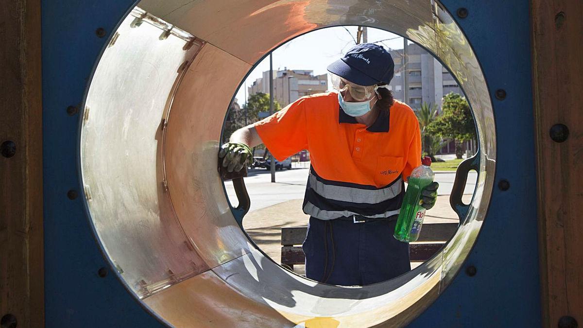 Trabajos de limpieza «anticovid» en un zona de juegos de Alicante, en imagen de archivo.