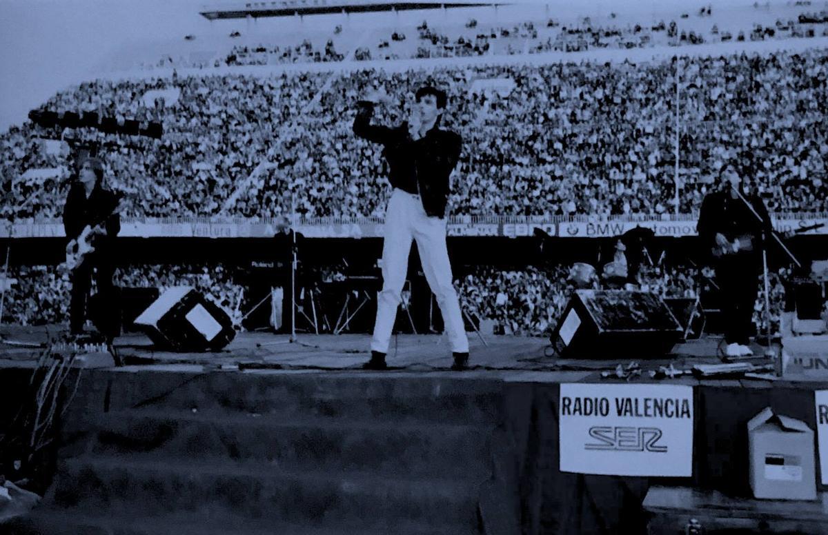 Glamour actuando en Mestalla.