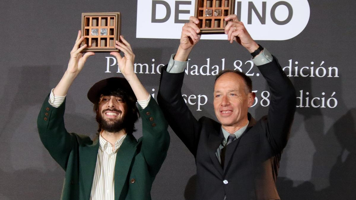 Francesc Torralba i David Uclés, després de recollir els premis Pla i Nadal.