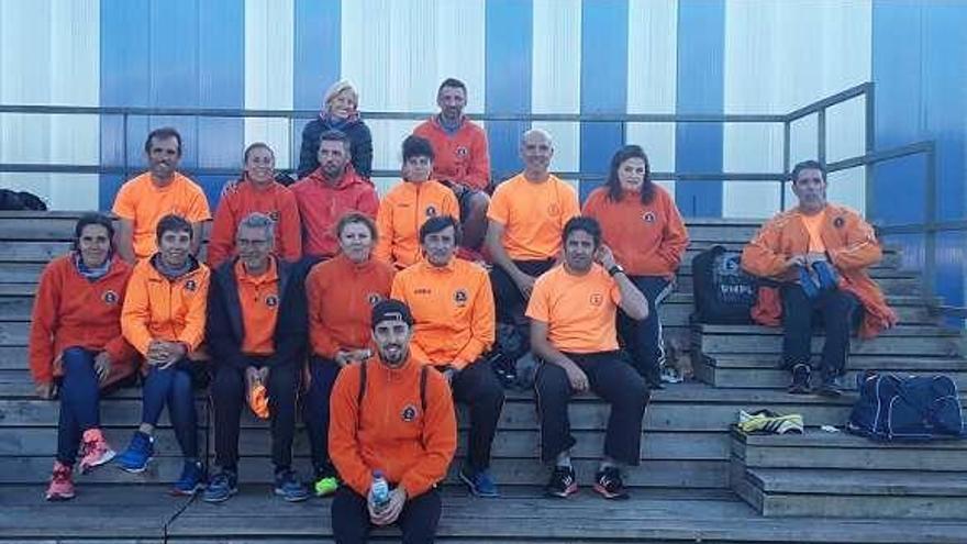 Competidores del Club de Atletismo Samertolaméu, en Oleiros. // FdV