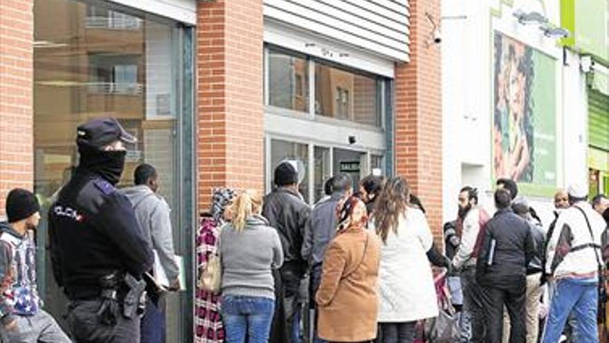 Largas colas en Extranjería por la falta de personal en las oficinas