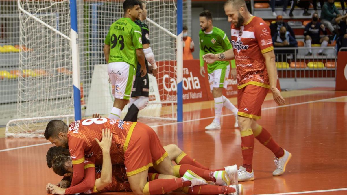 Los jugadores del Jimbee celebran un gol en la victoria de ayer