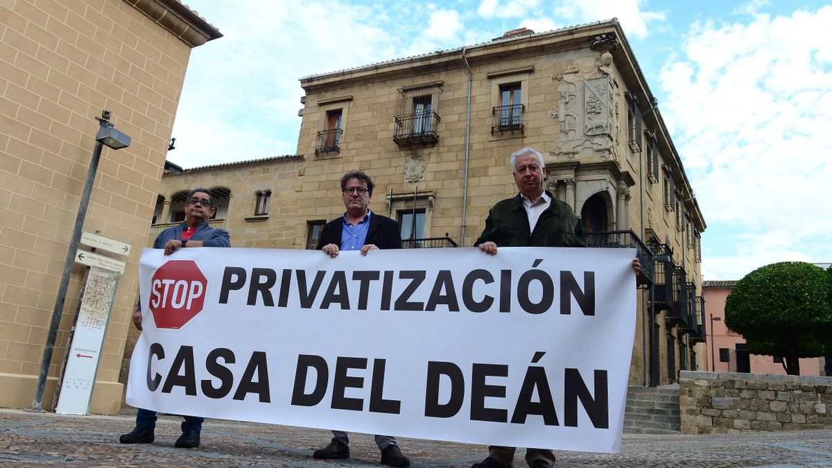 Pancarta que se desplegará en la concentración contra el uso privado de la Casa del Deán de Plasencia..