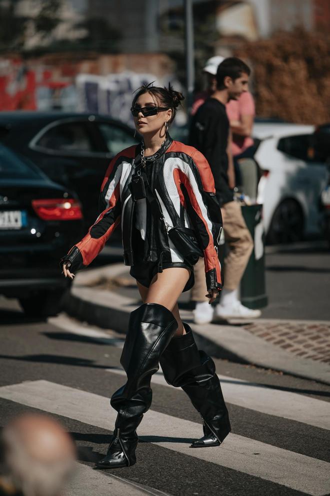 Look con chaqueta motera y botas XL visto en el 'street style' de Milán