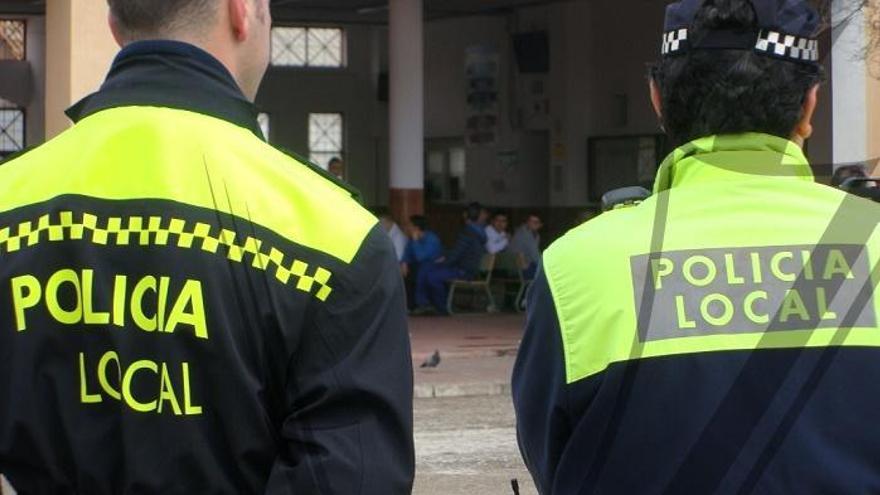 Agentes de la Policía Local, de espaldas.