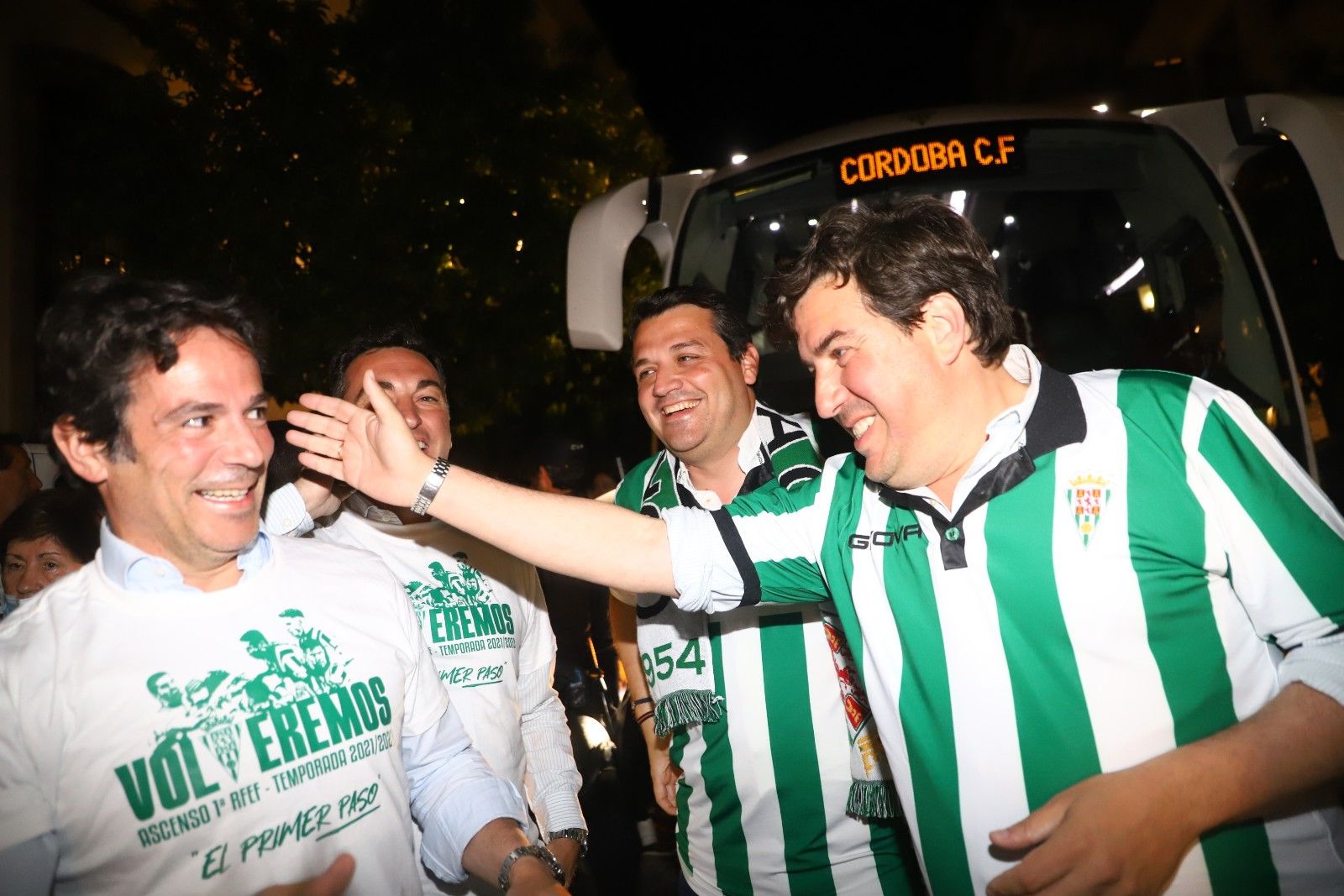 Los aficionados cordobesistas celebran el ascenso en Las Tendillas