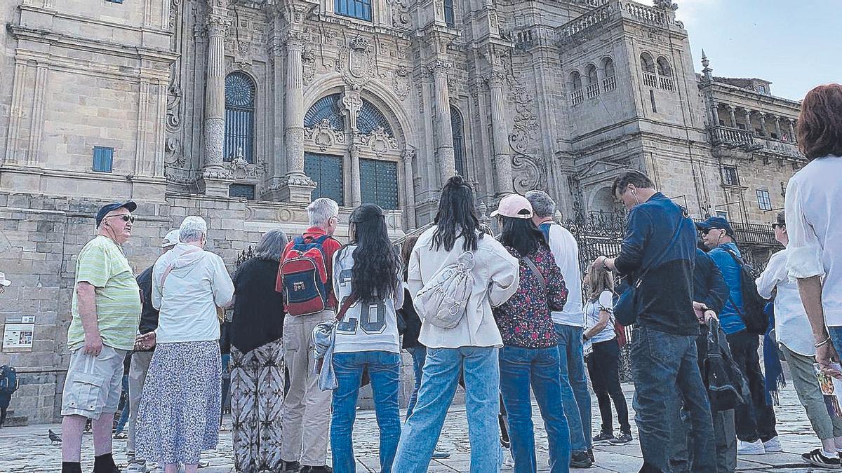 Turistas observan la Catedral de Santiago