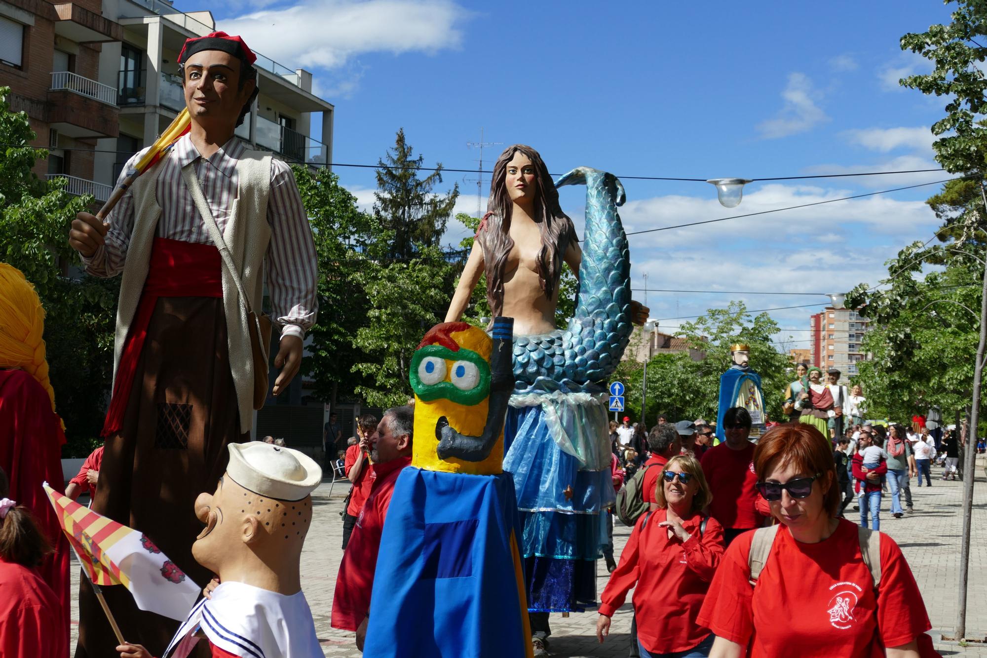 Vuit colles gegants passegen pel centre de Figueres