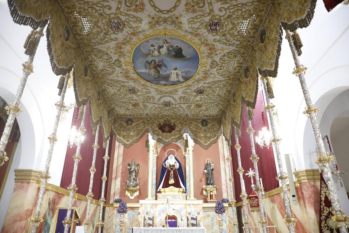 Momento de la presentación del palio de Nuestra Madre y Señora Santa María de la Merced.