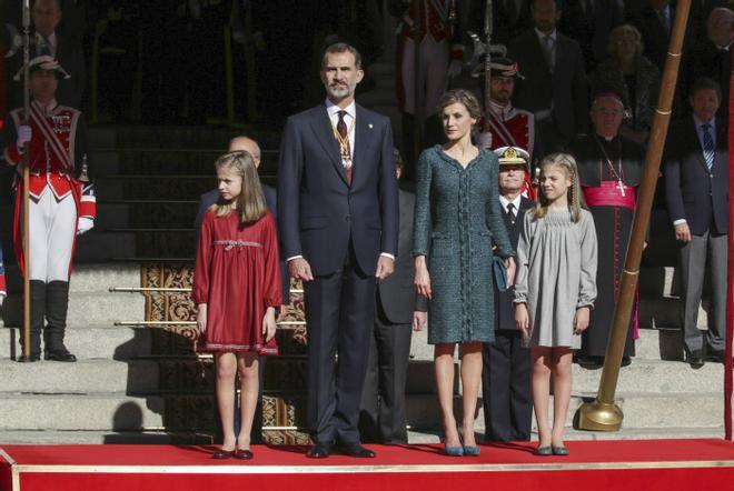 El rey Felipe y la reina Letizia, acompañados por sus hijas Leonor y Sofía, en la apertura de la Legislatura de 2016
