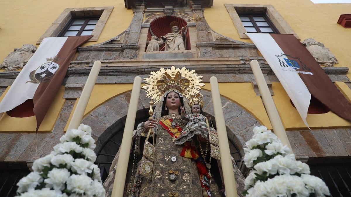 Nuestra Señora del Carmen Coronada de San Cayetano.