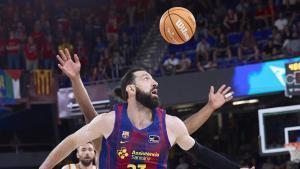 Tornike Shengelia intenta atrapar un balón sin dueño en el segundo partido de la serie entre el Barça y el Murcia. 