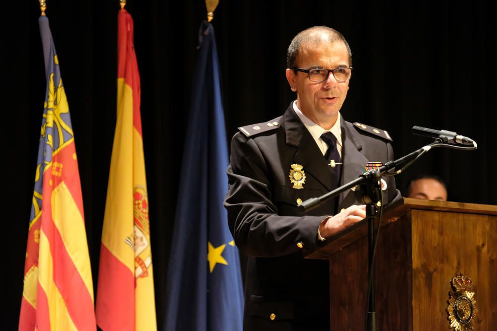 El oficial Lucas Marín Navarro y los agentes Carlos Seva Cortés y Antonio Murcia García reciben la Cruz al Mérito Policial con Distintivo Blanco