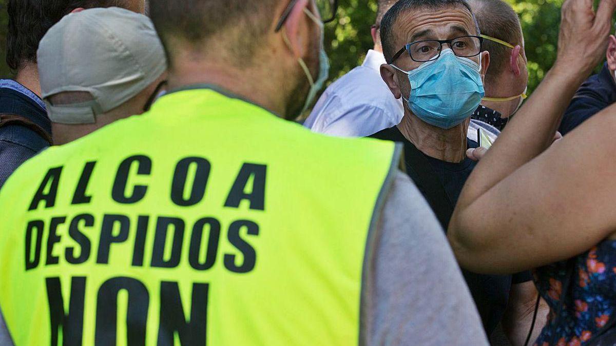 Trabajadores de Alcoa San Cibrao, en una protesta en contra de los despidos.