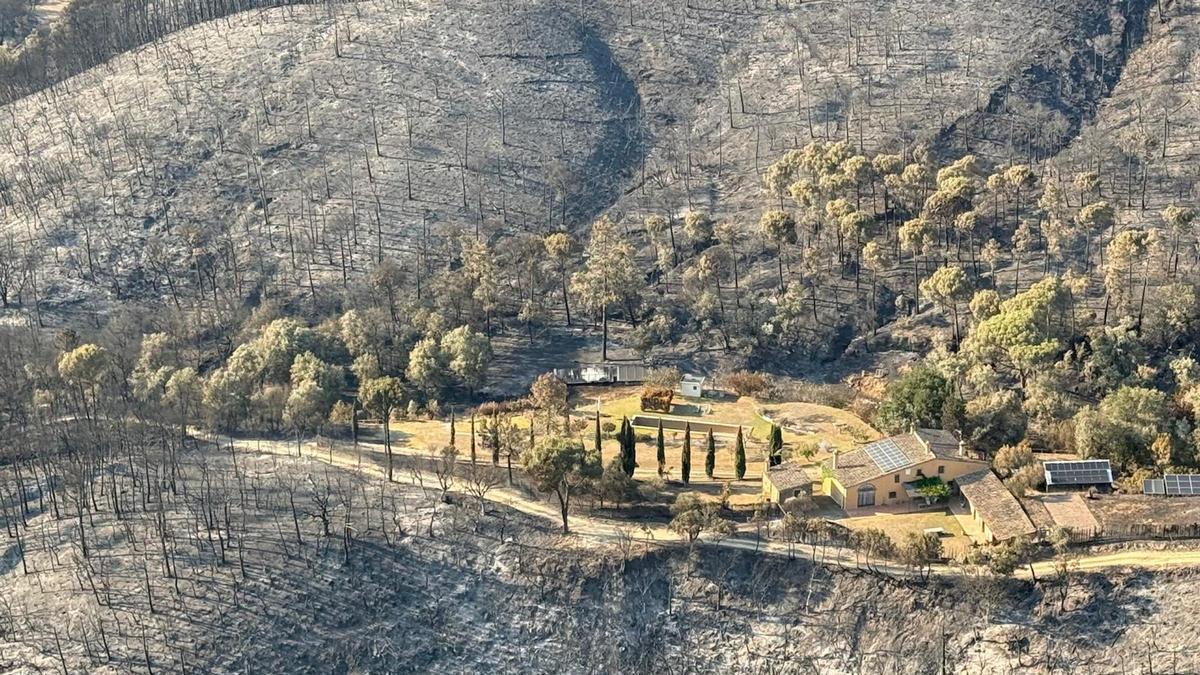 Una masia afectada per l'incendi de la Bisbal d'Empordà.
