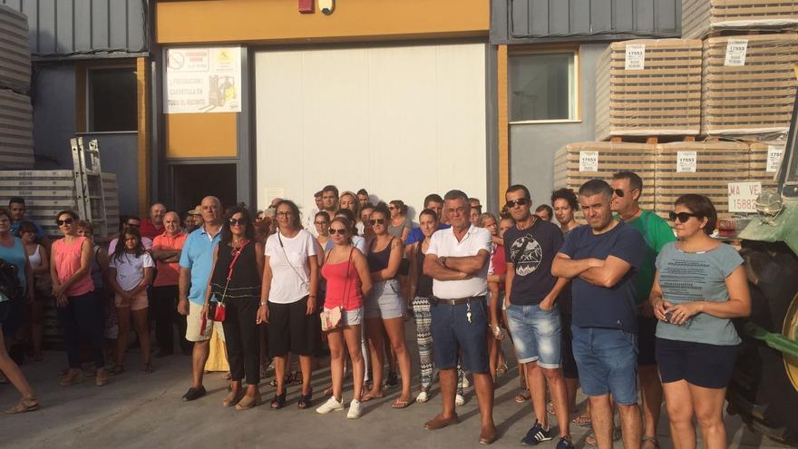 Concentración de los vecinos y trabajadores junto a la nave municipal y actual sede de Los Lugares. / El Correo