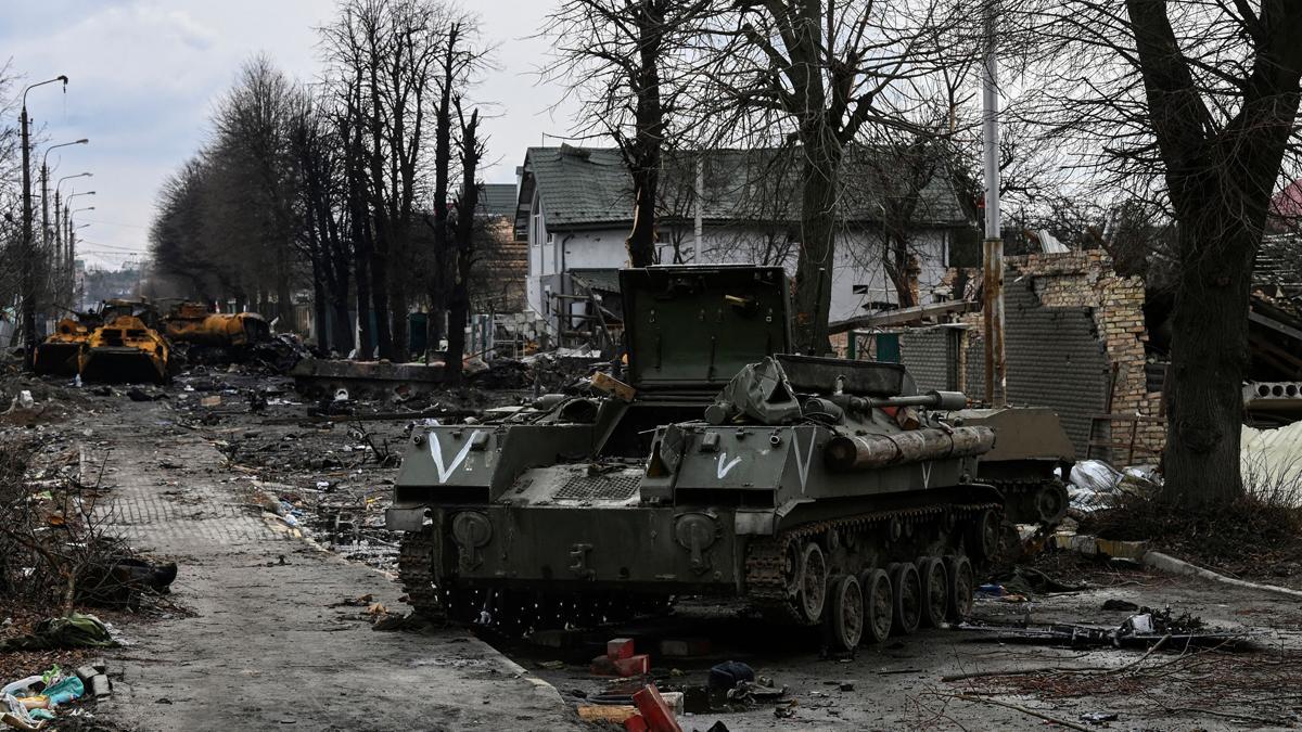 Esta vista general muestra vehículos blindados rusos destruidos en la ciudad de Bucha, al oeste de Kiev