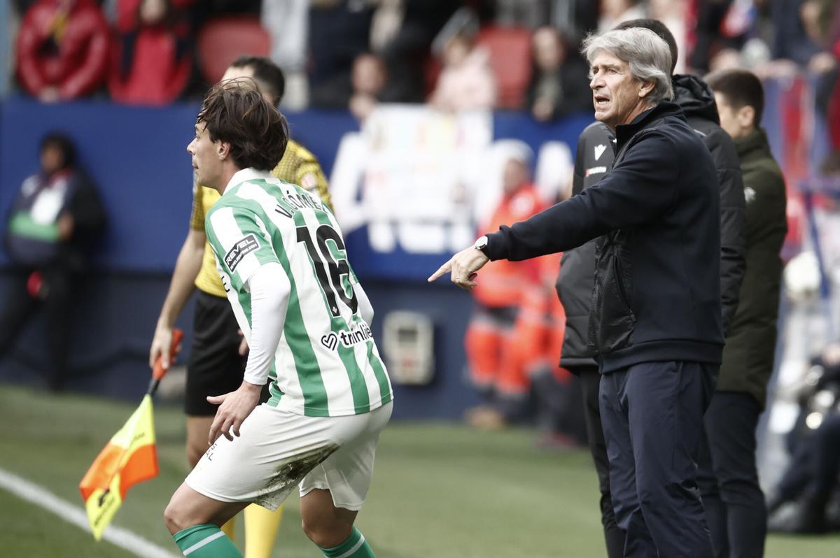 Manuel Pellegrini da indicaciones a Valentín Gómez durante el Osasuna-Betis de Liga en El Sadar