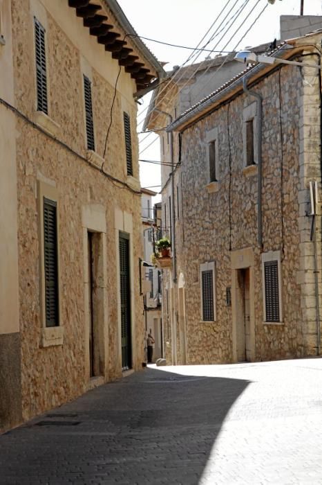 In Lloseta treffen unterschiedliche Kulturen und Baustile aufeinander. Ein Rundgang durch das Dorf in denen sich die Spuren der Vergangenheit bis zur Gegenwart wieder spiegeln.