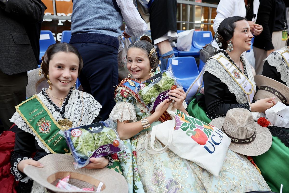 Carmen y Marta disfrutan de un desfile que alimenta: el Bando de la Huerta