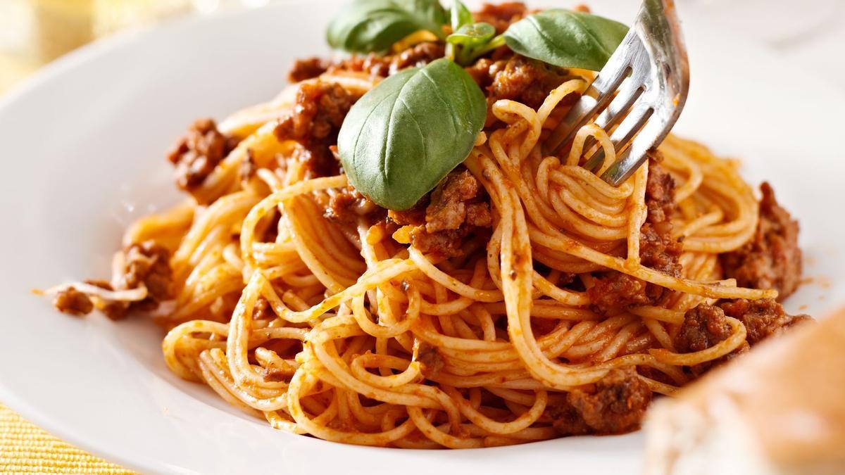 PLATO DE PASTA ESPAGUETIS CON TOMATE PLATO DE PASTA ESPAGUETIS CON TOMATE