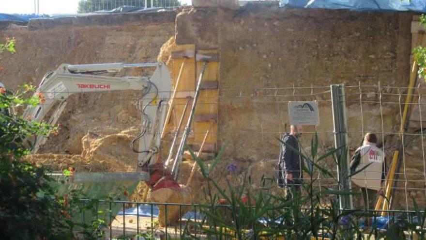 Trabajos junto al tramo apuntalado en los Silos, ayer.